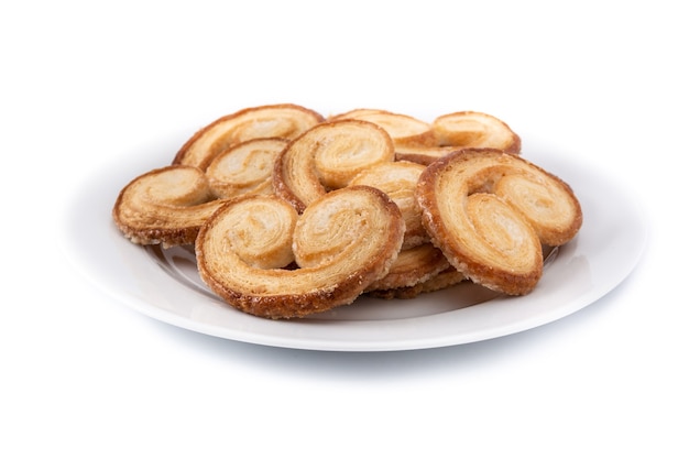 Слоеное тесто Palmier изолированное на белой предпосылке.