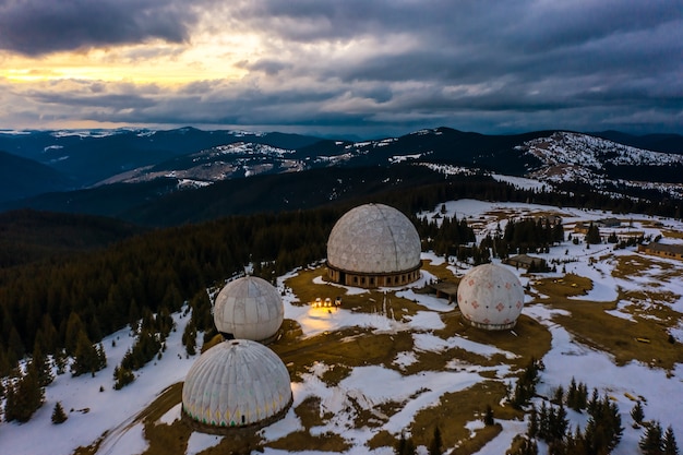 Бесплатное фото «памир» - заброшенная секретная армейская радиолокационная станция. в карпатах, на границе с румынией