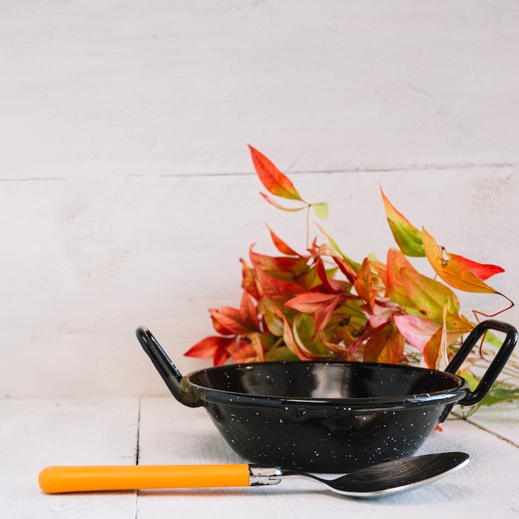मुफ़्त फोटो pan and autumn leaves