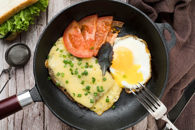 Кастрюля с яйцом и овощами