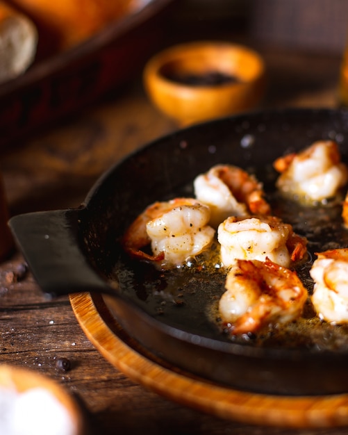 Free photo pan with fried shrimps