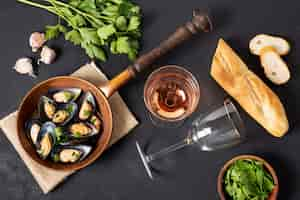 Free photo pan with mussels and parsley