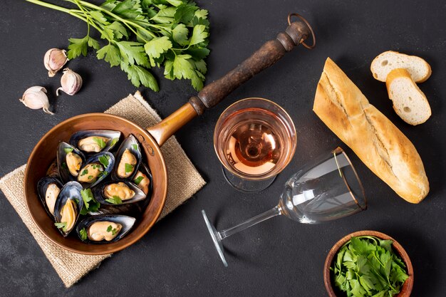 Pan with mussels and parsley
