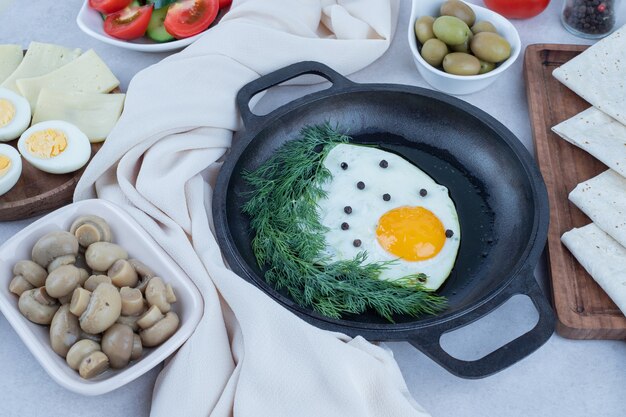 오믈렛과 삶은 계란, 치즈, 토마토, 버섯 화이트 팬.