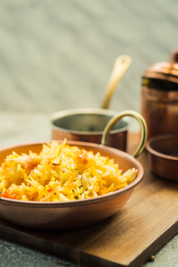 Free Photo pan with rice on cutting board