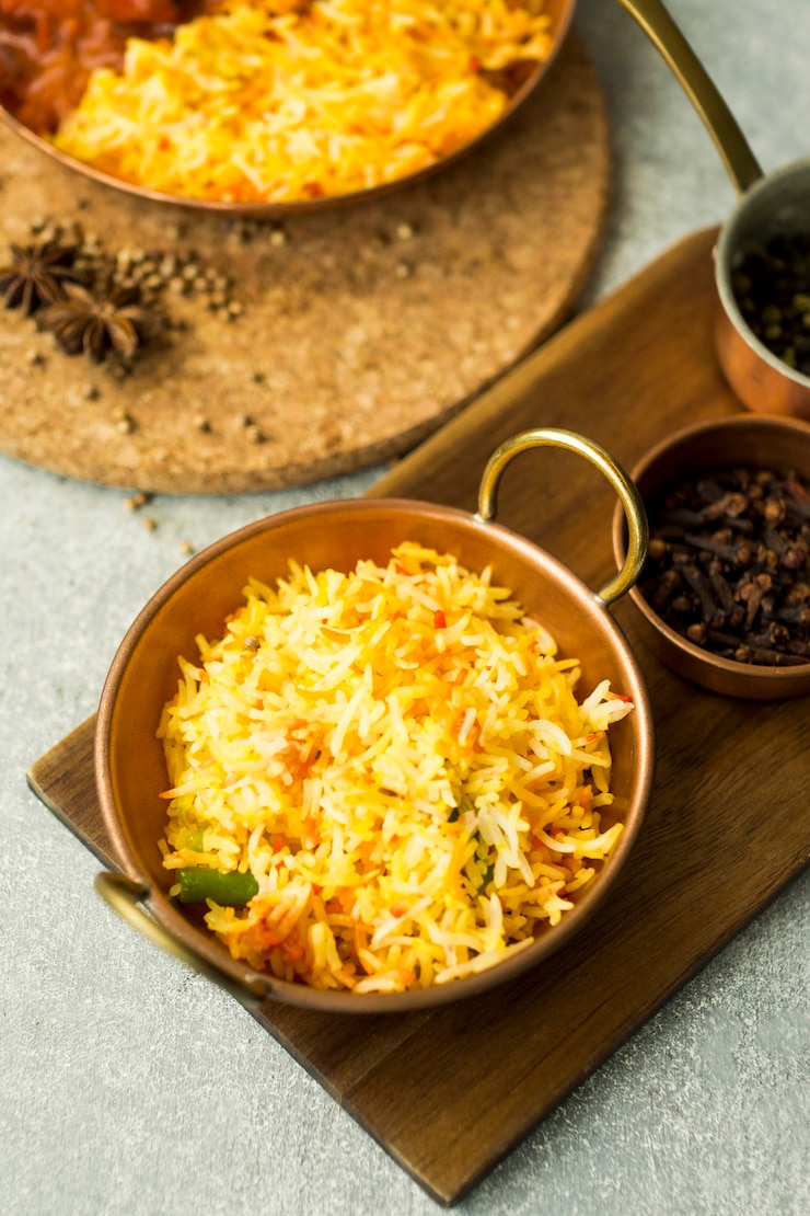 Free Photo pan with rice dish near spices
