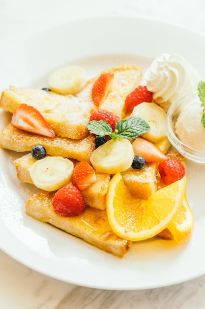 Foto gratuita pancake e pane tostato con frutta mista