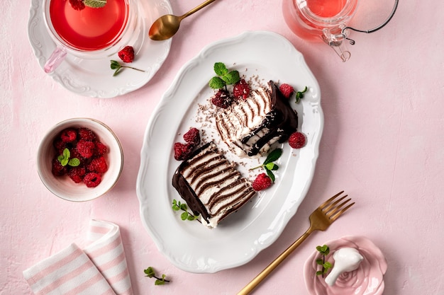 Free photo pancake chocolate cake with fresh raspberries on a pink background