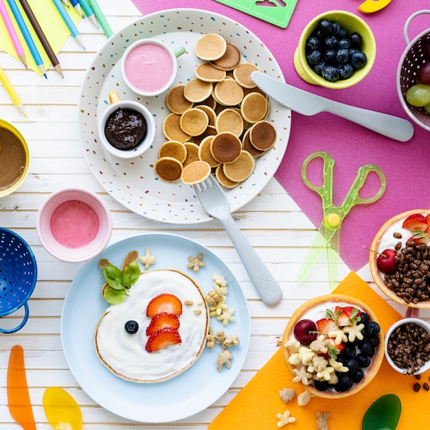 Pancake party, cibo per bambini con frutti di bosco freschi e yogurt