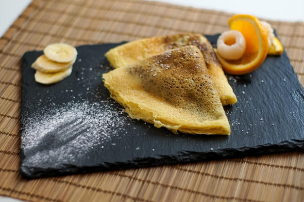 Foto gratuita pancake su un tavolo del ristorante