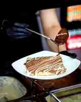 Free photo pancake watered with chocolate syrup