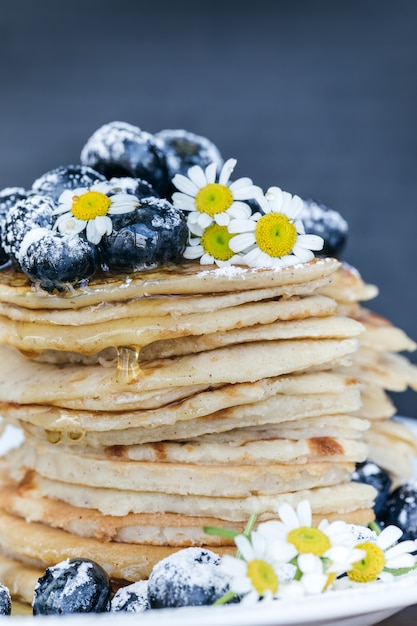 Foto gratuita pancake con condimenti ai mirtilli