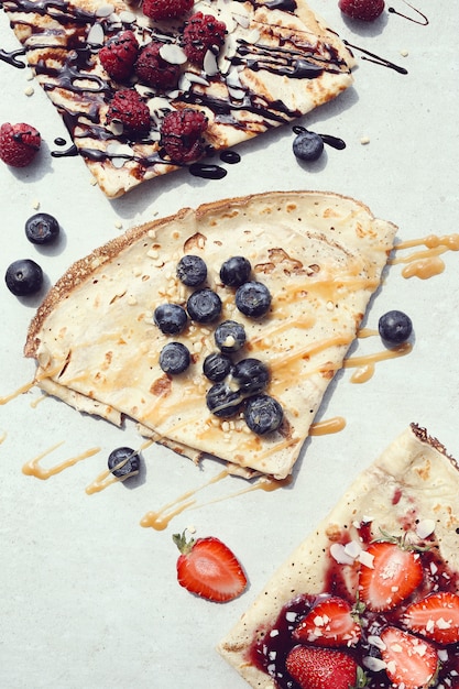 Foto gratuita pancakes con frutti di bosco e sciroppo