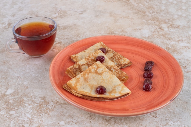 Free photo pancakes with sour cream and a cup of tea