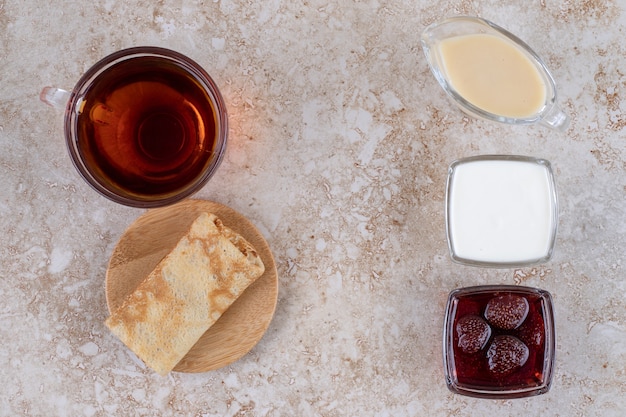 Frittelle con panna acida e una tazza di tè