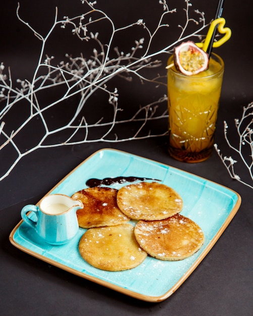 Foto gratuita pancakes con succo tropicale