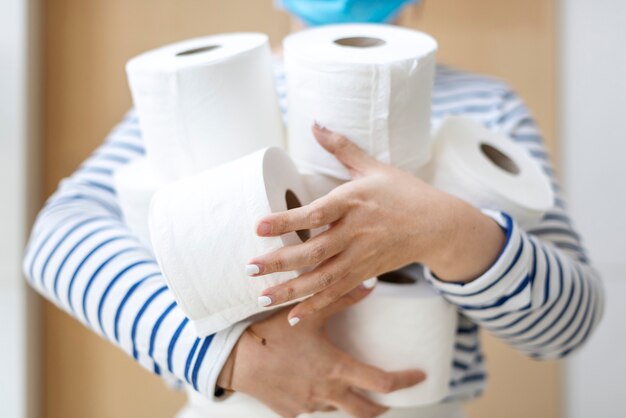 Паническая покупка туалетной бумаги во время эпидемии коронавируса