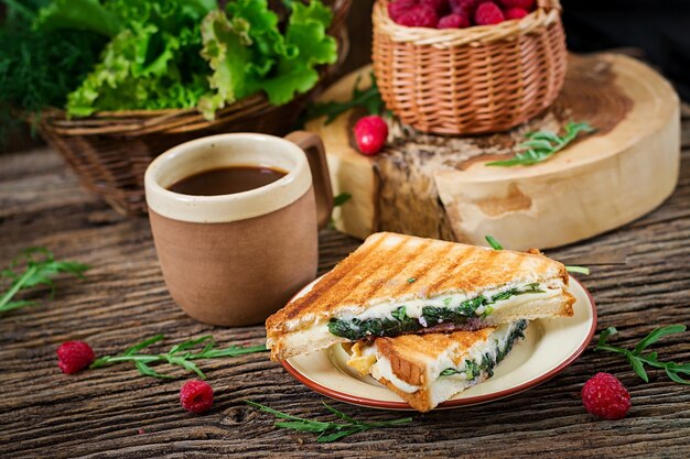 チーズとマスタードの葉のパニーニサンドイッチ。モーニング・コーヒー。村の朝食