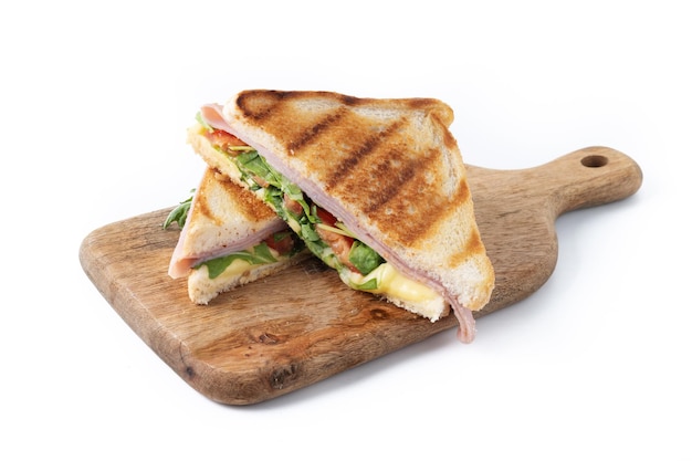 Сэндвич панини с ветчиной, сыром, помидорами и рукколой на белом фоне