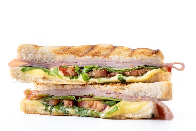 Foto gratuita sandwich panini con prosciutto formaggio pomodoro e rucola isolati su sfondo bianco