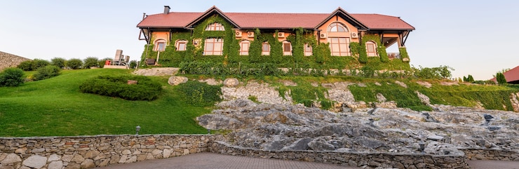 Бесплатный Фотография панорама винодельни chateau vartely на закате с зеленым садом