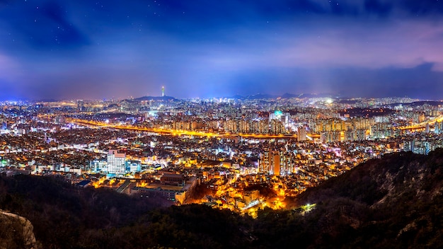 韓国、ソウルのダウンタウンの街並みとソウルタワーのパノラマ