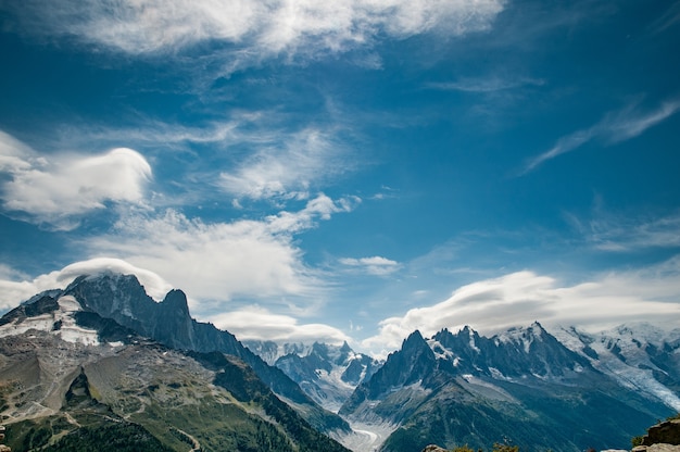 눈부신 흐린 푸른 하늘과 함께 Aiguille Verte에서 Mont Blanc까지의 파노라마