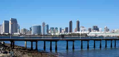 Free photo panorama of a pier in san diego with cityscape