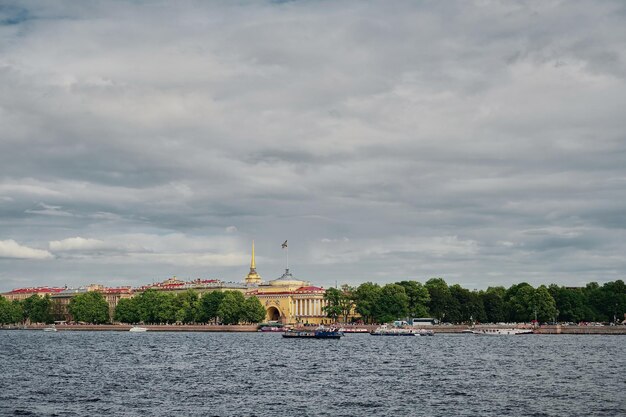 サンクトペテルブルクロシアの都市のパノラマネヴァ川を渡ったヴァシリエフスキー島の側面からのアドミラルティビューロシアのサンクトペテルブルクロシア建築ツアーの建物のパノラマ