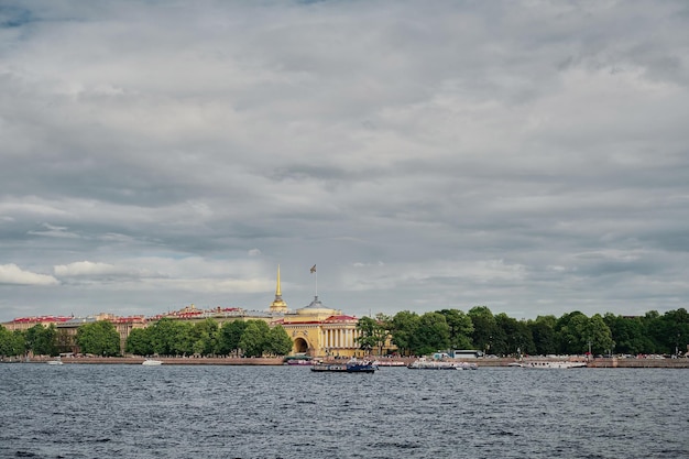 サンクトペテルブルクロシアの都市のパノラマネヴァ川を渡ったヴァシリエフスキー島の側面からのアドミラルティビューロシアのサンクトペテルブルクロシア建築ツアーの建物のパノラマ