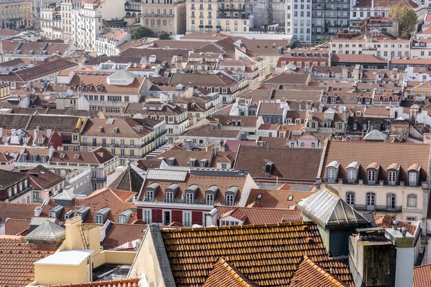 赤い帯状疱疹で覆われた屋根のあるリスボンの町の全景航空写真