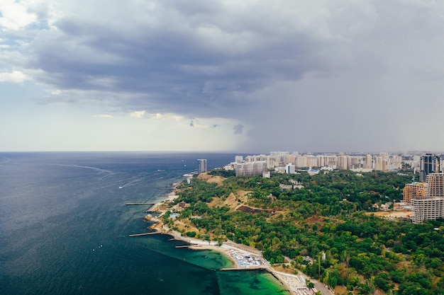 Панорамный вид с воздуха на город и залив