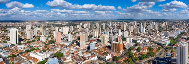 アラサトゥバ​の​街​の​全景​航空​写真