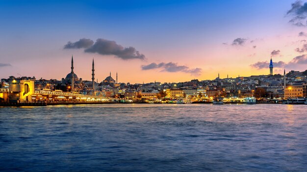 トルコの夕暮れのイスタンブール市のパノラマ