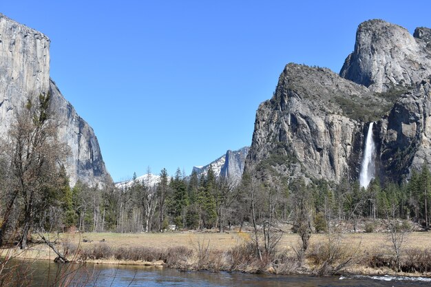 滝のあるカリフォルニア州ヨセミテバレーのパノラマ風景