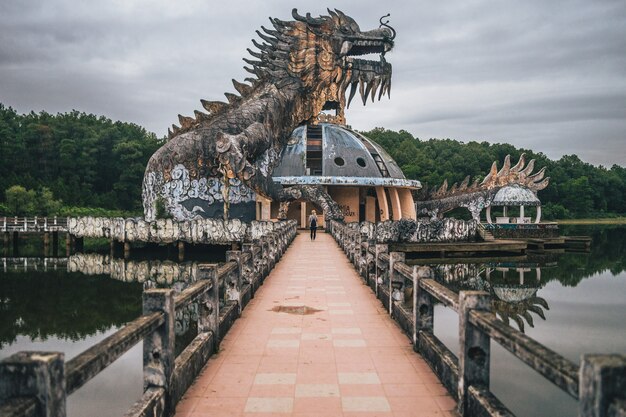 HươngベトナムのThuyTien湖にある放棄されたウォーターパークのパノラマ写真