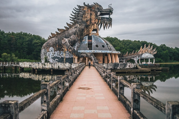 HươngベトナムのThuyTien湖にある放棄されたウォーターパークのパノラマ写真