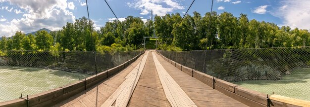 Панорамный снимок тротуара над рекой