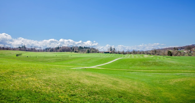 Панорамный снимок поля для гольфа в Оточеце, Словения, в солнечный летний день