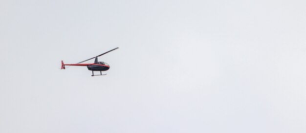 흐린 하늘을 날고 헬리콥터의 파노라마 샷