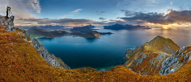 ノルウェーの青空の下で海の近くの丘Veggenのパノラマ撮影