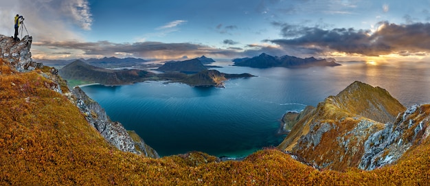 ノルウェーの青空の下で海の近くの丘Veggenのパノラマ撮影
