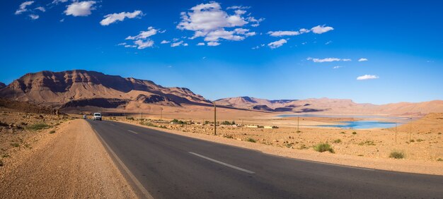 파노라마는 모로코의 아틀라스 산맥에서 도로를 촬영했습니다.