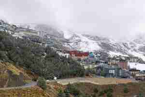 Foto gratuita foto panoramica di un villaggio sul monte sierra nevada, a sud della spagna