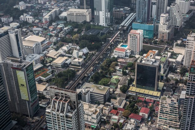 Панорамный вид на Бангкок с высоты птичьего полета сверху Пик власти короля Маханахон 78-этажный небоскреб, самая высокая зона наблюдения на открытом воздухе Таиланда