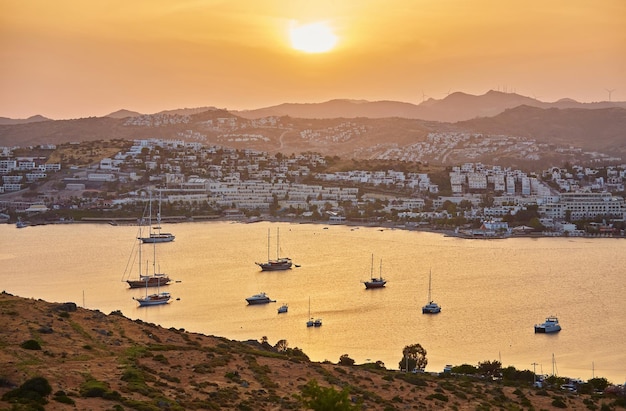 터키 리비에라 보드룸(Turkish Riviera Bodrum)의 보드룸(Bodrum)에 있는 검베트(Gumbet) 만의 탁 트인 일몰 전망은 무글라(Mugla) 지방의 한 지구이자 항구 도시입니다.