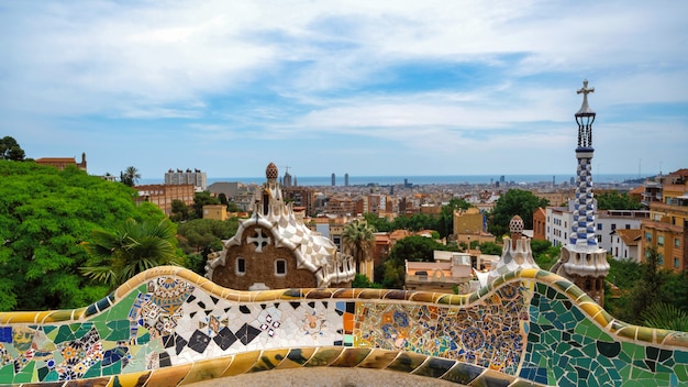 바르셀로나의 탁 트인 전망, 여러 건물의 지붕, 스페인 구엘 공원의 전망