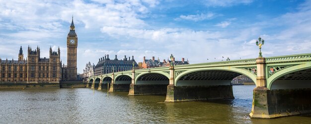 ビッグベンと橋、ロンドン、英国のパノラマビュー