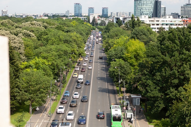 Панорамный вид на бульвар с машинами столичного города в летние дни