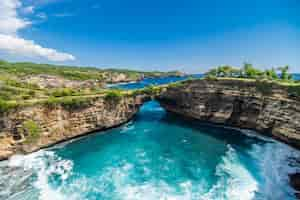 Foto gratuita vista panoramica della spiaggia rotta a nusa penida, bali, indonesia. cielo blu, acqua turchese.